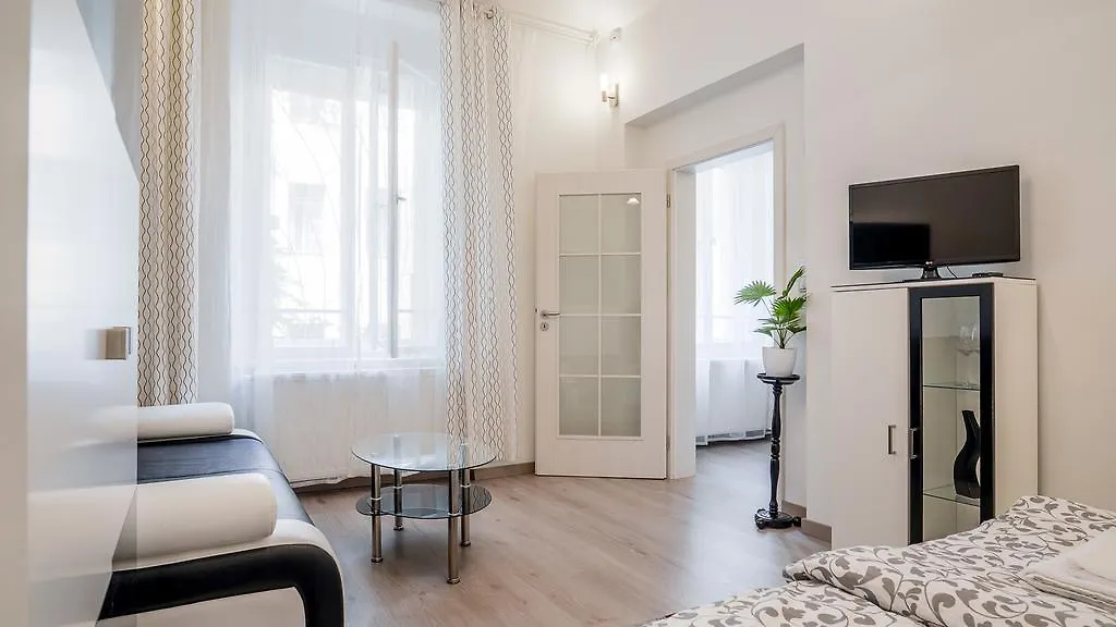 פראג Garden Apartment 0*,